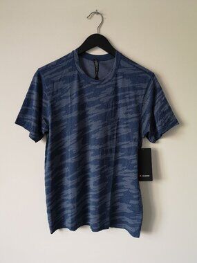 NWT LULULEMON SATB/MDSW Blue Multi Metal Vent Breathe SS Top Shirt Men's Medium
